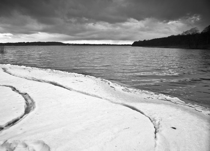 在丹麦冬天湖图片