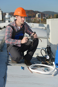 年轻修理工修理空调系统
