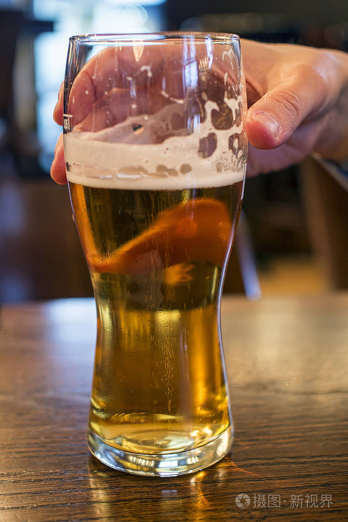 我喝了一杯冷的雾蒙蒙的啤酒