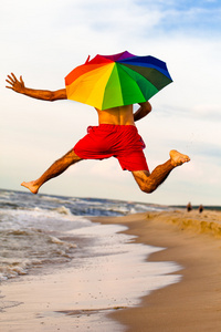 快乐的人在海滩上跳跃