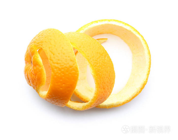 在白色背景的美味成熟的橙色果皮