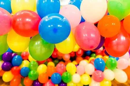 一套彩色气球为党和圆的婚礼