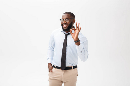 年轻的黑人商人有快乐的神色, 微笑, 打手势, 显示 Ok 标志。非洲男性显示 Ok 手势与他的手指。肢体语言概念