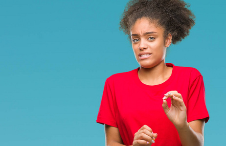 年轻的美国黑人妇女在孤立的背景下反感表达, 不高兴和害怕做厌恶的脸, 因为反感反应。举手。恼人的概念