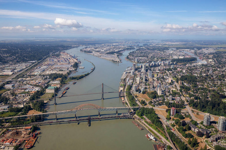 Pattullo 和轻轨大桥横跨弗雷泽河的鸟瞰城市景观。在加拿大不列颠哥伦比亚省的大温哥华拍摄