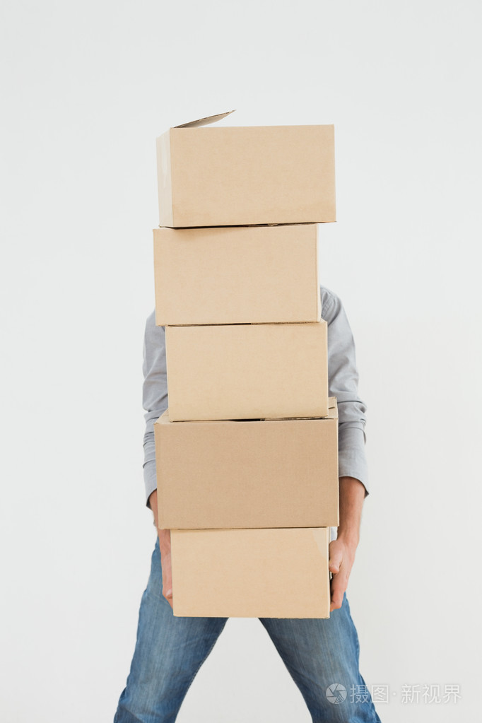 遮蔽的人搬箱子