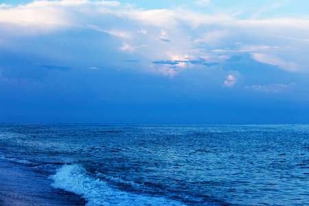 开阔的海景和广阔的天空和大海的地平线