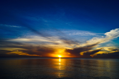 在泰国宋卡湖的夕阳的天空图片