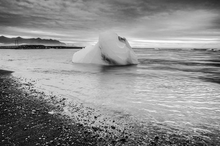 冰岛海滩上的冰川。黑白照片