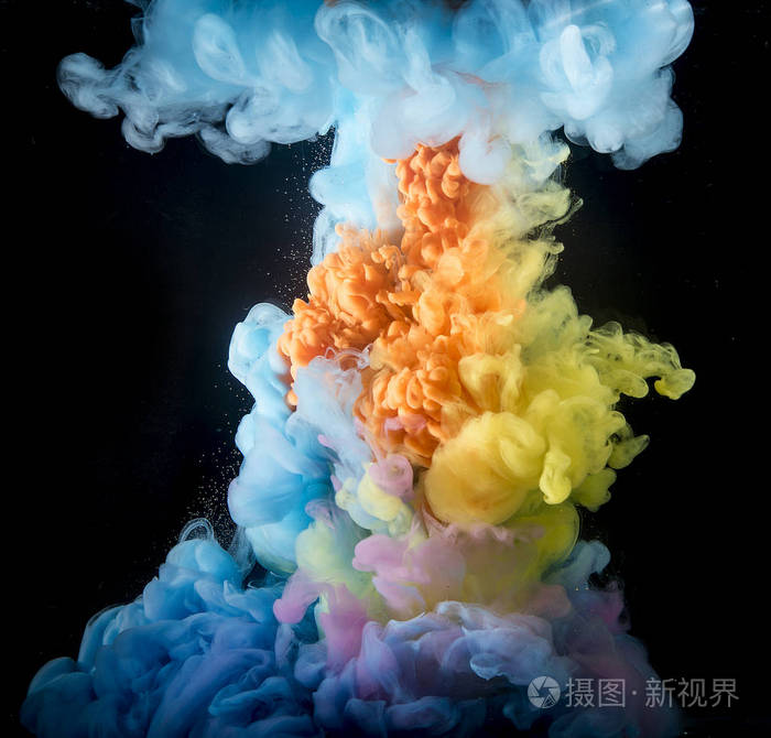 五颜六色的彩虹颜料从上面的水中混合而出水下旋转墨水