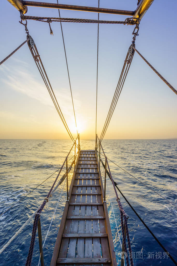 在希腊基克拉迪斯巡航时, 帆船甲板上的日落