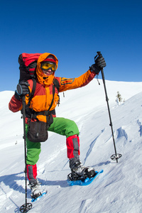 在山里徒步旅行带着背包和帐篷雪的冬天