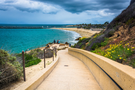 行人路与灵感点在电晕 del Mar，Cal 的海滩