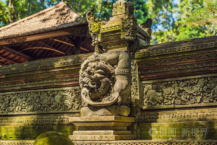 在巴厘的白天, 巴厘岛的圣猴森林中的雕像