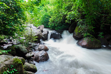 美丽的 Nangrong 瀑布在育省, 泰国。在国家公园