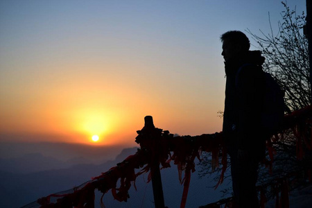人剪影观赏美丽的日出在新的一年华山, 陕西, 中国