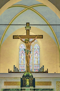 耶稣基督在十字雕塑中的圣城天主教会的内部视图, 位于意大利卢卡市