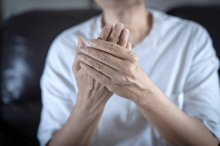 老人关节炎图片