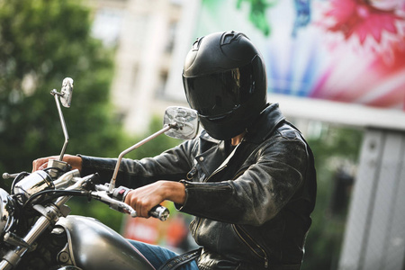 摩托车司机骑摩托, 头戴头盔照片