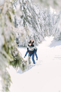 年轻夫妇一起在森林中的乐趣在冬季假期