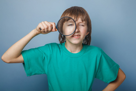 男孩少年看 t 衬衫的欧洲外观棕色头发