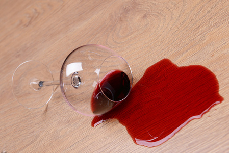 翻倒的杯酒上楼特写照片