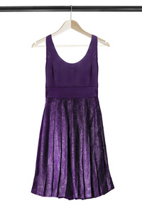 紫色的无袖闪亮的礼服挂在木衣架上, 隔着白色
