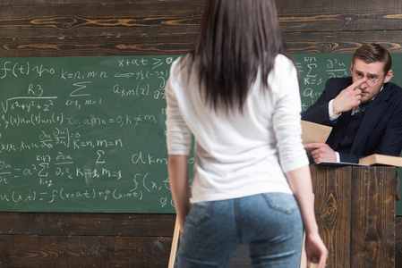 学生屁股疼数学教授盯着他年轻漂亮的女学生.
