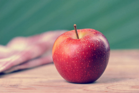 红色多汁的苹果在木背景特写