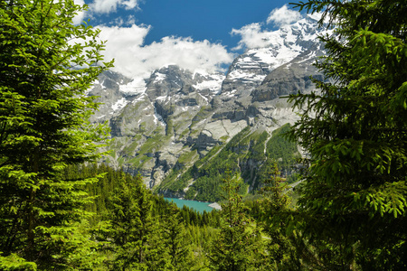 瑞士的阿尔卑斯湖 Oeschinensee 的暗藏的珍宝在小行政区被陡峭的峰顶包围