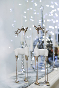 圣诞装饰为桌子的设置, 或婚礼装饰, 一室公寓与圣诞树。圣诞装饰品玩具蜡烛冷杉树枝
