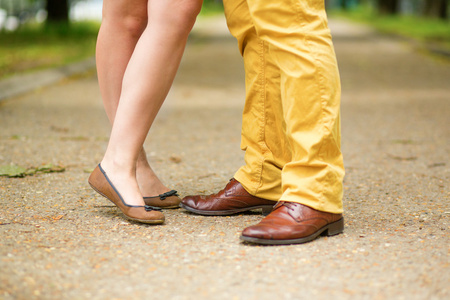 约会时的男人和女人的腿照片