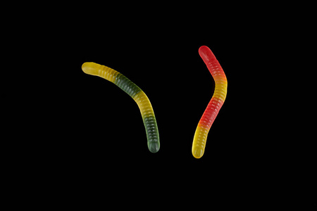 果冻蠕虫黑色背景软糖果冻蠕虫糖果照片