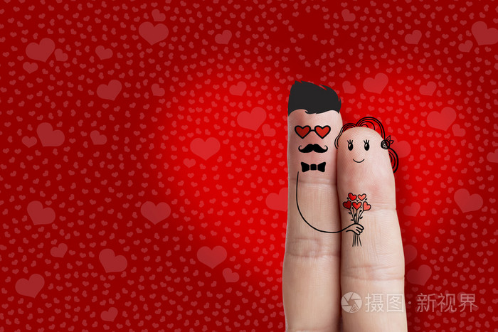 手指艺术时髦的恋人是拥抱拿着红色的心股票的图像