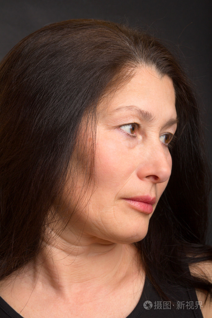 美丽的成熟的亚洲女人的画像