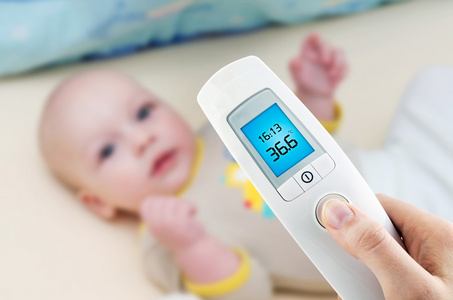 用数字温度计测量温度对婴儿