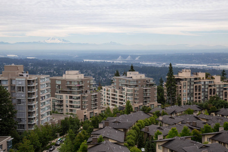 伯纳比山顶上的住宅和建筑物的鸟瞰图。在加拿大不列颠哥伦比亚省温哥华拍摄