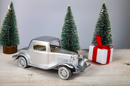 银色复古汽车圣诞树和圣诞礼物