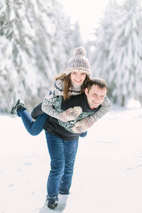 年轻夫妇一起在森林中的乐趣在冬季假期