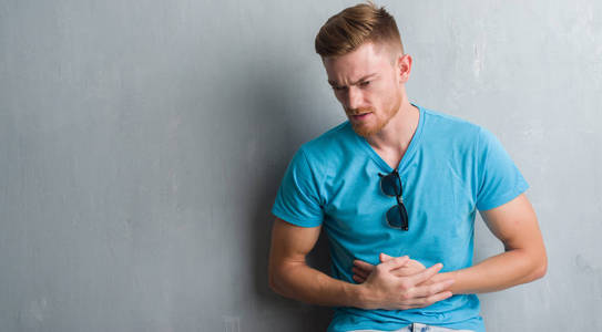 背景孤僻,因消化不良,手扶胃部,病痛难受