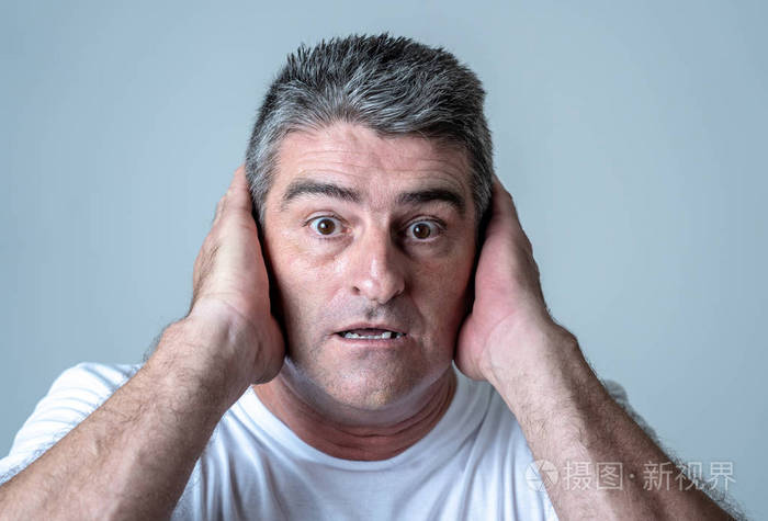 40s 50s 人的肖像在他脸上惊恐的表情使人的情感感觉和面部表情概念在