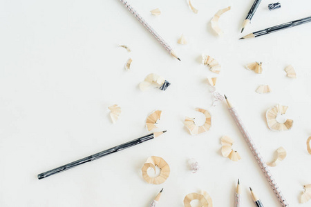 白色背景上的铅笔和刨花。平躺, 上观艺术理念