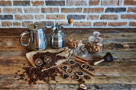 咖啡豆堆, 咖啡粉碎机, 咖啡壶在破旧的桌子上