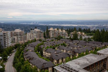 伯纳比山顶上的住宅和建筑物的鸟瞰图。在加拿大不列颠哥伦比亚省温哥华拍摄