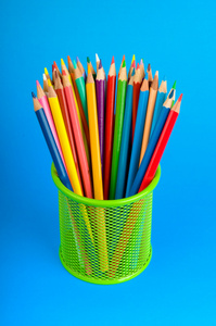 回学校概念与彩色铅笔