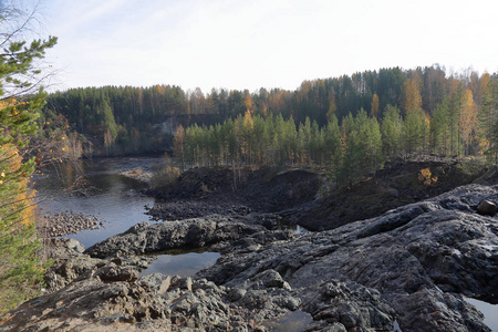 风景如画的秋季森林和任然村 Girvas 的池塘, 俄罗斯