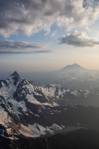 在背景下, 崎岖山峰的空中景观观与芒贝克。位于美国华盛顿州西雅图东北部