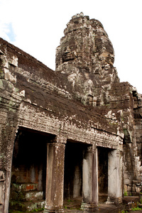 硕大的脸雕像在高棉寺图片