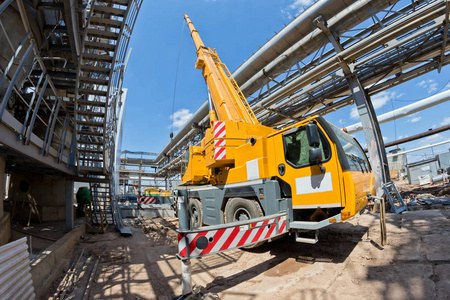 展开腿和扩展臂架大型建筑工地的全景图,包括在建筑群上工作的几台