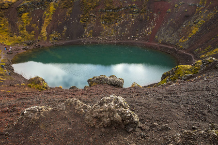 冰岛南部的克里德陨石坑的景色。它是一个火山口湖, 位于黄金圈一个受欢迎的旅游路线